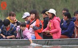 Bất chấp nguy hiểm, thuyền chở 40 người trên suối Yến